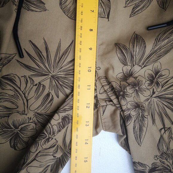 Marc Ecko Cut & Sew Men's Size Large Tan w/ Brown Floral Pattern Cargo Shorts - Picture 10 of 11